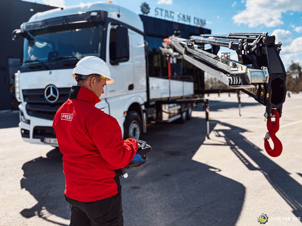 Mechanik serwisu Star San Duo przy naprawie pojazdu